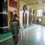 Penyemprotan desinfectan di masjid (2)